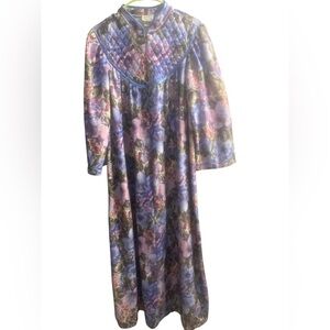 Appel long robe floral pattern quilted yoke upper front women’s size Medium